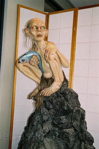 (11.02.2005) 01 WetaStudio with ModelOfSmeagal.JPG